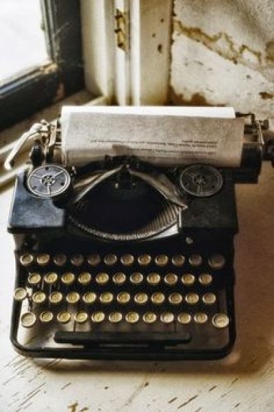 Ssenarist, kopirayter, redaktor.